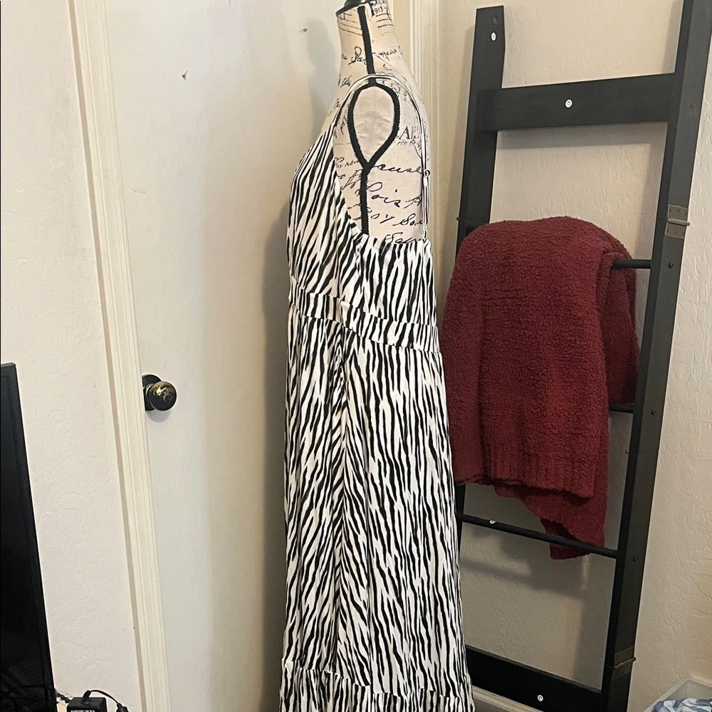 Torrid Black White Supersoft V-Neck Tiered Sleeveless Maxi Dress Event Party - Picture 4 of 14